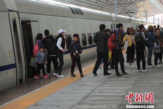 东北首趟“高铁+旅游”列车开行赏边城丹东春天美景