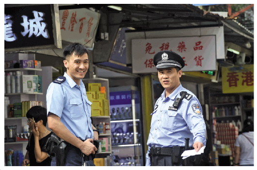 4月10日,张锦如(右)在中英街巡逻时偶遇香港沙头角警署的一位警长
