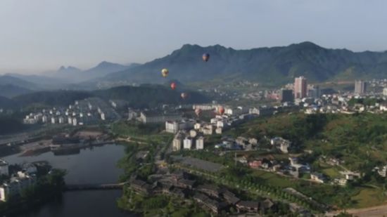 丹寨万达小镇“五一”杜鹃花节盛况空前