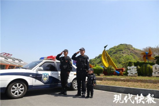 連雲港民警假期執勤3歲半兒子突然來“查崗”