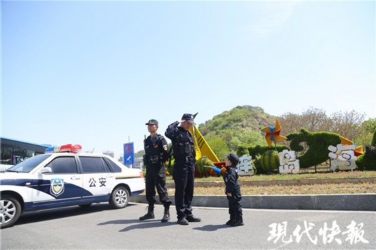 連雲港民警假期執勤3歲半兒子突然來“查崗”