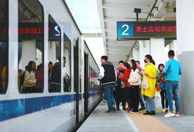 懷密線：4000余旅客坐著列車賞春景