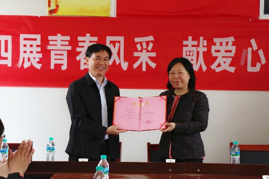 精挑细选了一批指导生产养殖方面的科技类书籍;江西农业大学刘苑秋