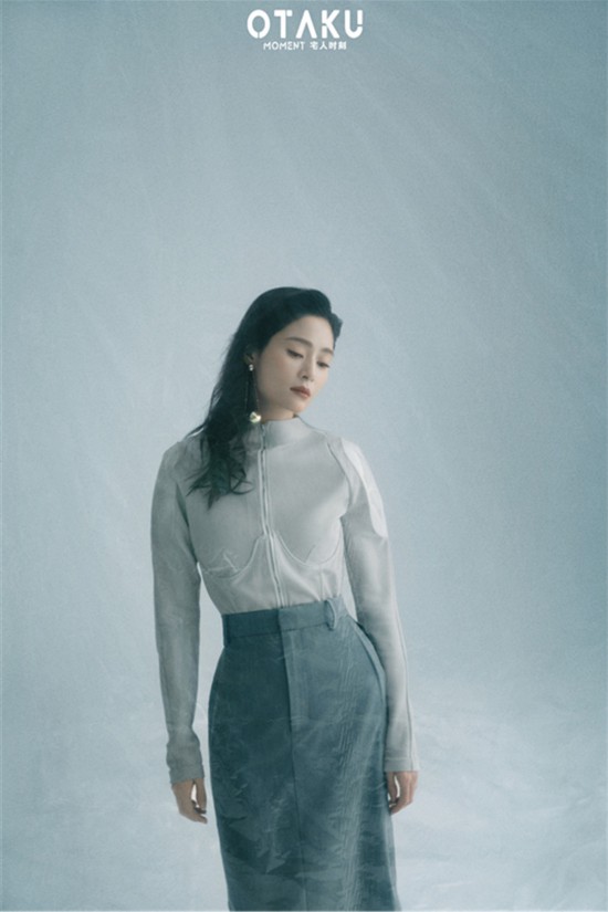 实力女演员王媛可曝光了5月新刊封面,整组大片风格清冷迷离,高级感的
