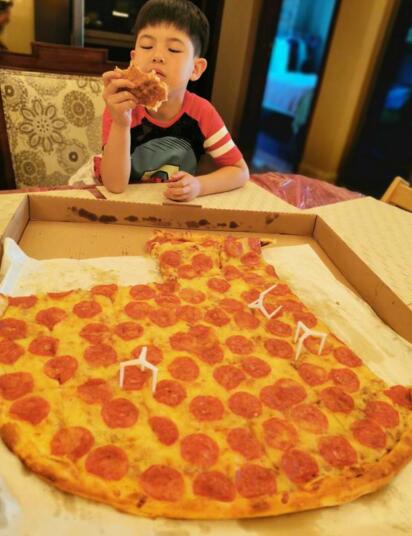 胡可晒儿子安吉吃披萨照片享受的样子十分可爱