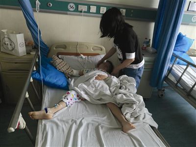 小晨躺在病床上,右手缠著厚厚的纱布
