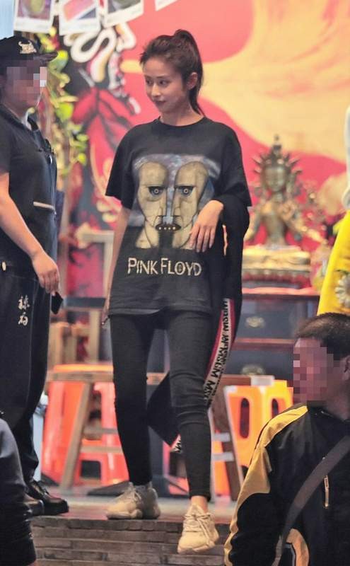 颖儿应采儿程莉莎街头相约吃饭 亲密挽手热聊