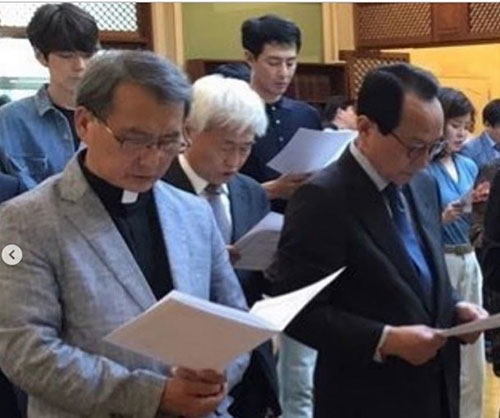 金宇彬抗癌后现身与赵寅成出席佛诞法会
