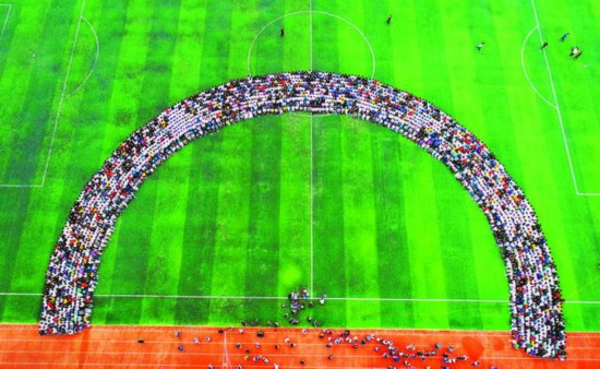 41个班级2400多名师生挤进了一张毕业照