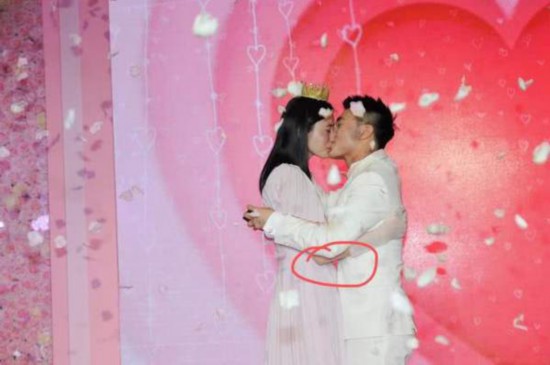 奚梦瑶小腹隆起疑似有孕?赌王四太梁安琪这样回应