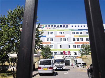 5月6日,新京报记者分别在儿研所院外便利店和院内的便民服务部(图