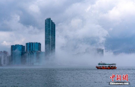 香港维多利亚港现平流雾宛如“海市蜃楼”