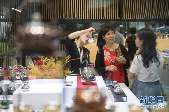 (经济)(1)第三届中国国际茶叶博览会在杭州开展