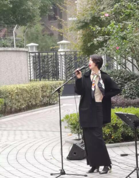 网曝李亚鹏女友近照一身黑衣现身街头气质优雅有韵味