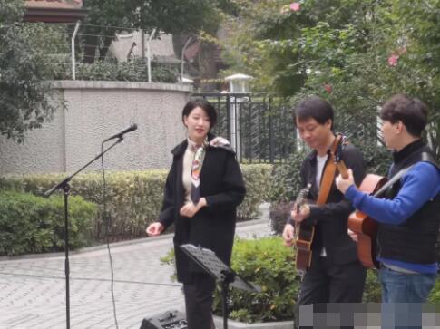 网曝李亚鹏女友近照一身黑衣现身街头气质优雅有韵味