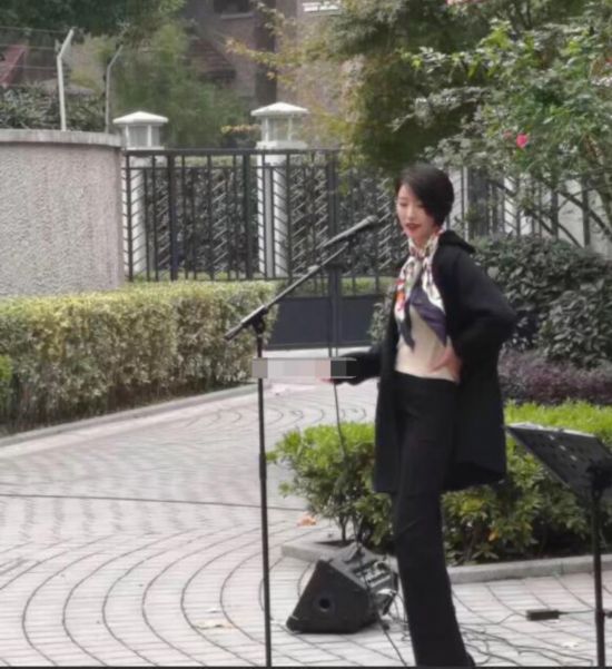 网曝李亚鹏女友近照一身黑衣现身街头气质优雅有韵味