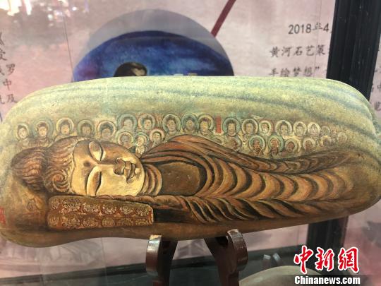 民间艺人巧绘“莫高窟”:将敦煌壁画搬上黄河奇石