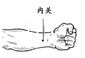亲测有效！打嗝儿按手臂这个穴位，一分钟见效！