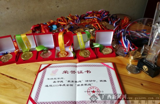 广西一农户培养出三名举重冠军 成最美家庭