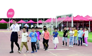南京多所民辦小學舉行面談家長不再趕場子
