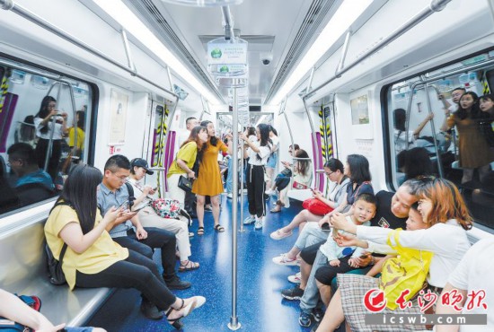 人氣火爆   昨日，地鐵4號線一期工程開通試運營，市民們興奮地坐上4號線列車，不停地自拍，分享自己內心的喜悅。 