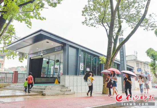 直達景區   湖南大學站是距離岳麓山景區最近的站點,出站后步行200米即可抵達。