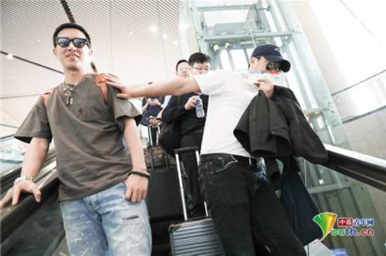 吴京遮脸躲镜头玩娇羞 韩庚装扮少年感十足