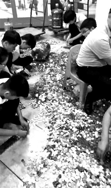 男子用小货车拉15万硬币购房