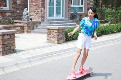 田亮晒女儿玩滑板近照森碟身穿白色短裙十分貌美