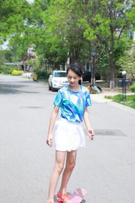 田亮晒女儿玩滑板近照森碟身穿白色短裙十分貌美