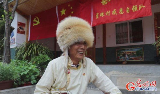 巍峨的金山上升起金色的太阳