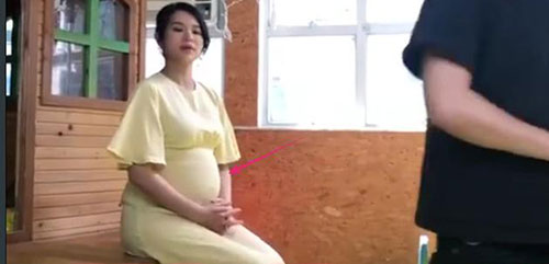 胡杏儿穿孕妇裙巨肚明显 与五个小孩拍摄既累又甜