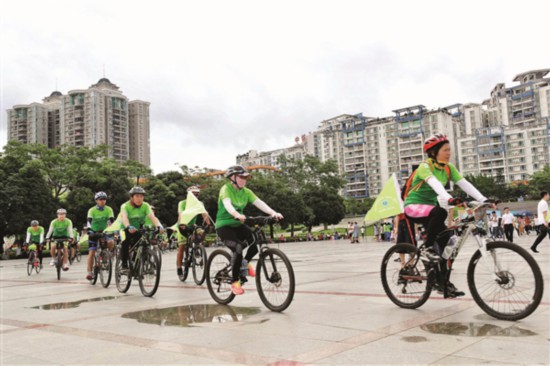 市民绿色骑行宣传环境保护。 惠州日报记者张艺明 摄