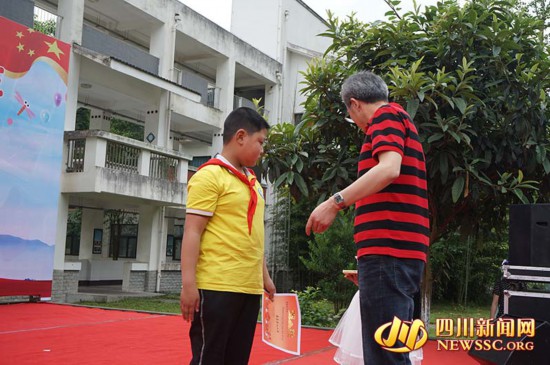 10岁娃照顾癌症妈妈每天两小时往返学校医院