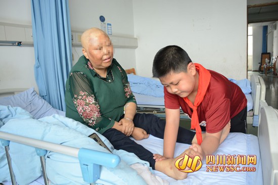 10岁娃照顾癌症妈妈每天两小时往返学校医院