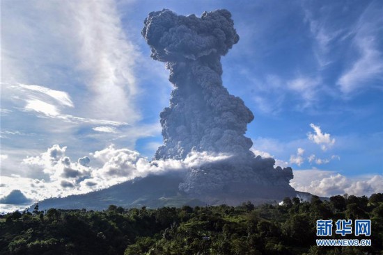 (国际)(1)印尼锡纳朋火山喷发