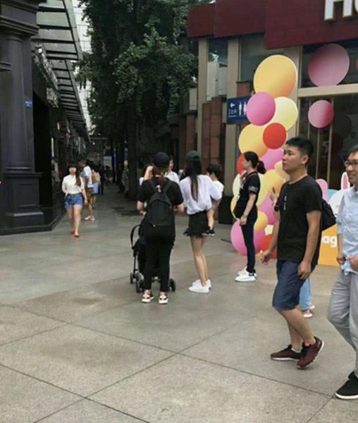 Baby抱儿子出游被偶遇网友:“baby太美了,是个好妈妈”
