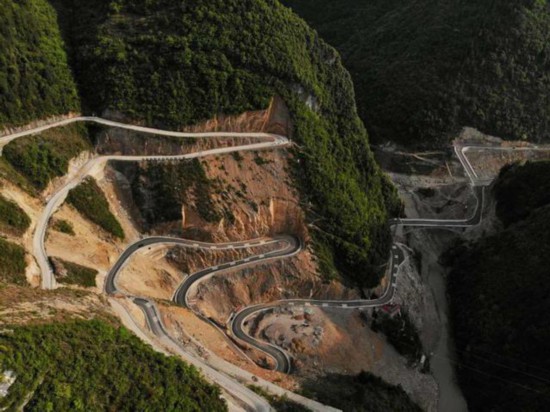 重庆盘山道“凌波微步”，菜鸟物流车成网红