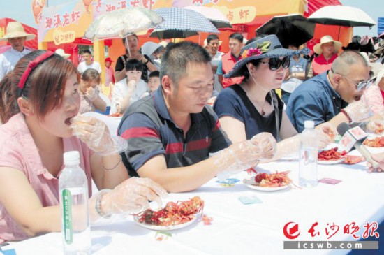 　　6月15日，寧鄉市首屆“湖溪龍蝦”美食節上，吃蝦達人現場PK。 長沙晚報通訊員 鄔艷 攝