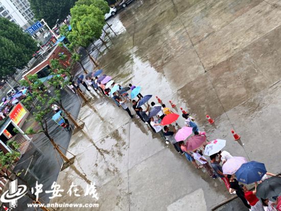 暖心！大雨中老师给学生撑起一片天