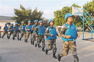 我军女扫雷手首次奔赴黎以边境雷场