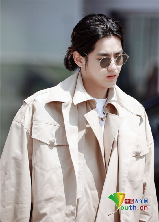 吴亦凡穿风衣梳小辫酷盖又温柔 挥手与粉丝告