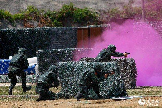 武警部队特战队员霸气演示震撼全场