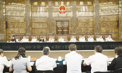 坚持以习近平新时代中国特色社会主义思想武装头脑指导实践推动工作