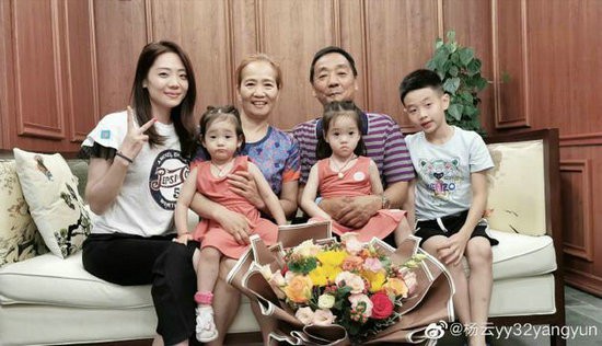 杨云晒一家人合照为老爸庆生画面温馨幸福