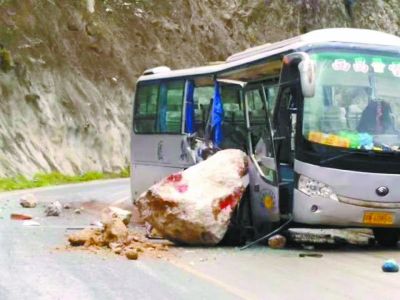 四川一客车遭落石砸中造成3人死亡