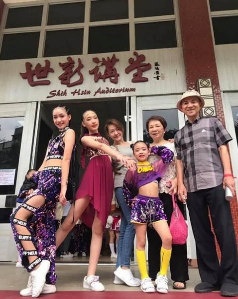 小S母女四人同框似姐妹！大长腿吸睛尽显青春气息