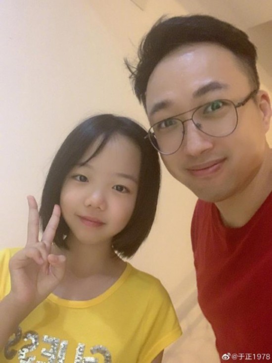 黄晓明11岁干女儿写小说与于正合影显乖巧