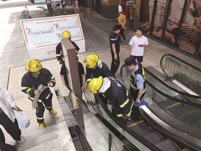 小伙踩塌扶梯挡板 坠入商场扶梯天井后报警求救