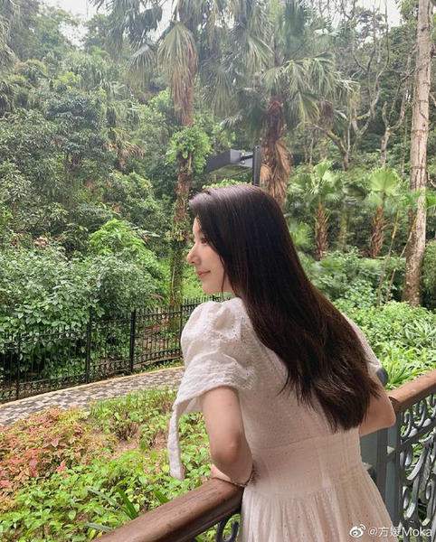 方媛身穿白色连衣裙皮肤白皙光滑宛如少女
